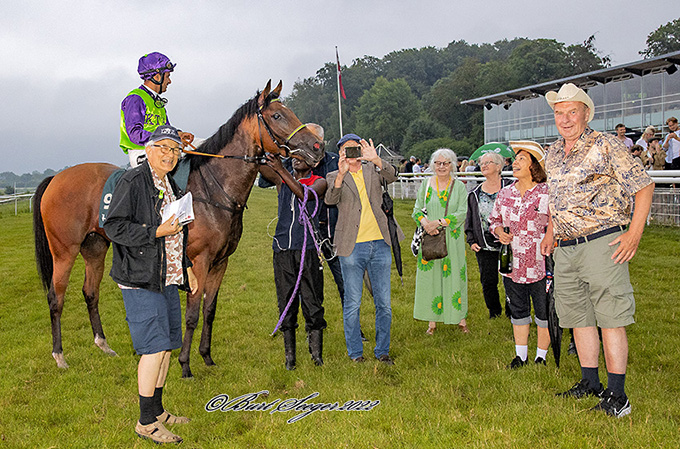 Glade medejere fra Stald KTAS tager imod Noelle og jockey Elione Chaves, Klampenborg, fredag den 19. aug. 2022. Foto Burt Seeger 