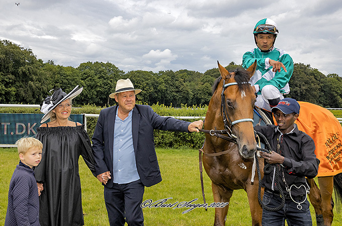 Nuevo Estrella’s  (IRE) foran vindercirklen efter hestens flotte præstation i Boutique Bolou 2-Års Maidenløb. Jockey Carlos Lopez red hesten til sejr. Ejer Frank Hansen fra SVG A/S kan glæde sig over sit nyindkøb. Foto Burt Seeger