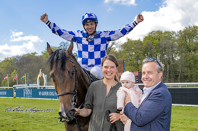 Jockey Marcos Robaldo storsmiler sammen med Susanne Springer, Steen Douglas Bruun og datteren Vilma Sofie til fotografen Burt Seeger. Foto Burt Seeger 