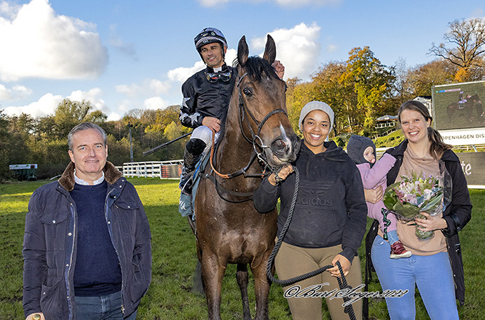 Sannie Springer og Steen Douglas Bruun med 5-årige Send Me An Angel og jockey Elione Chaves i vindercirklen, lørdag 5. nov. 2022. Foto Burt Seeger