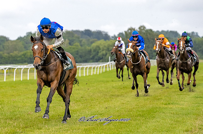 She Is On Fire (IRE) med jockey Elione Chaves vandt med seks længder den 27. aug., 2022. foto Burt Seeger