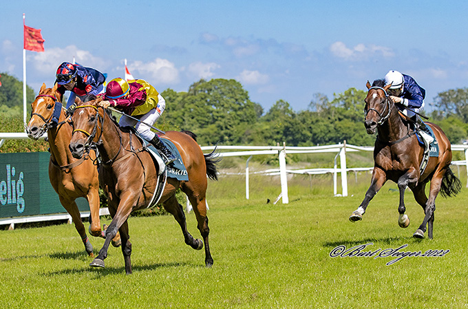 Talisman (FR) med jockey Manuel Martinez på vej mod sikker sejr, lørdag den 18. juni 2022, Klampenborg. Foto Burt Seeger