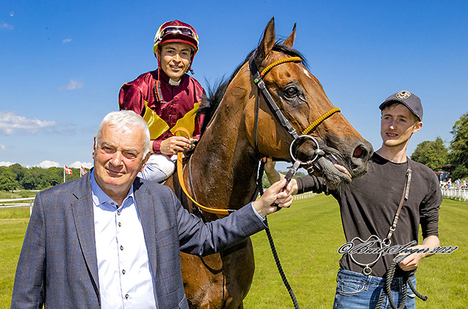 Jockey Manuel Martinez red Lone Kaj-Nielsens Talisman (FR) til sejr, Klampenborg, lørdag den 18. juni, 2022. Foto Burt Seeger