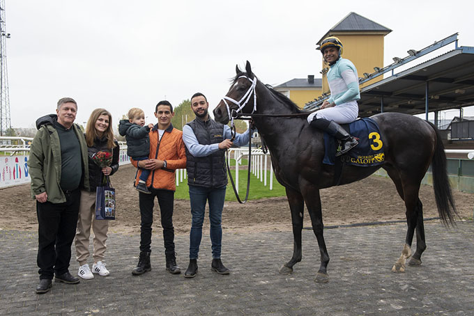 Tucci (GB) med jockey Diego Pedroza i vindercirklen, Jägersro 26. okt., 2022. Foto Stefan Olsson, Svensk Galopp