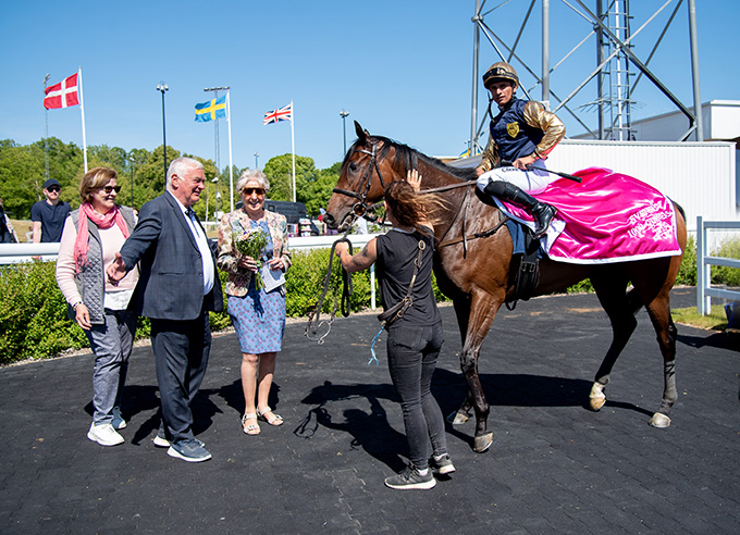 Lulu Tøpholm modtager sejrsbuket efter hendes & Slangerupgaards Angel Field (IRE) vinder Svenskt 1000 Guineas, 11. juni 2023, redet af jockey Elione Chaves. Foto 
	Elina Björklund / Svensk Galopp