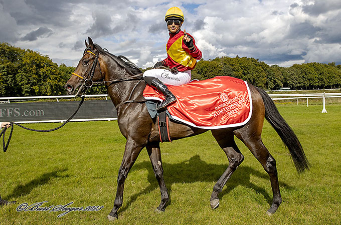 Jockey Elione Chaves efter sejren med 2-årige Brigadier 
	i Dansk Galop Auktionsløb 23 september 2023. Foto Burt Seeger