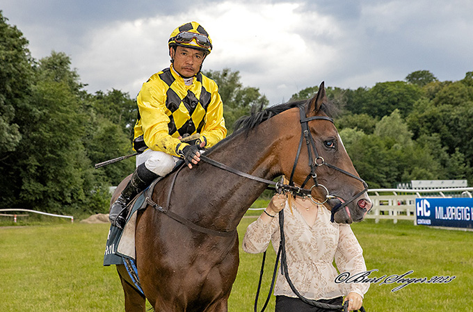 Jockey Carlos Lopez red 3-årige Bull's Eye til en legende let sejr i Last Call 3-Års Løb. Foto Burt Seeger