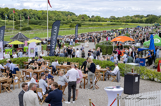  Derbydagen på Klampenborg 5. aug. 2023 blev en kæmpe succes. Her peger fotograf Burt Seegers kamera ud på publikumsområdet.Foto Burt Seeger