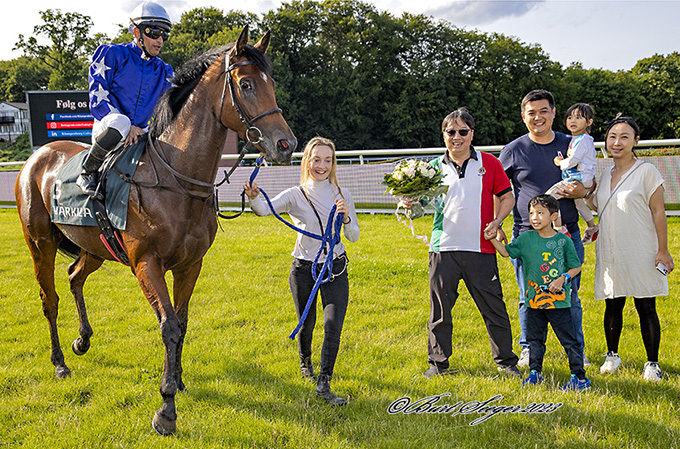 Patrick Tsang, en god ven af stalden og selv hesteejer, tog imod Good To Go (SWE) efter hestens sejr, redet af jockey Elione Chaves,  14. juli 2023. Foto Burt Seeger