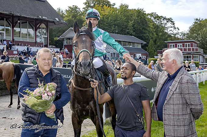 Frank Hansen fra SVD A/S ejendomme i vindercirklen med Irish Fire (IRE) og jockey Elione Chaves, 16. sep. 2023. Foto burt Seeger 