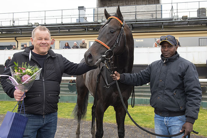 Frank Hansen i vindercirklen med King Of, Jägersro 16. april 2023. Foto Stefan Olsson, Svensk Galopp