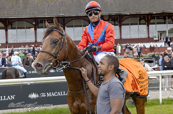 Jockey Elione Chaves i vindercirklen med æresdækken på King Of Ten (IRE) fra løbssponsor Boutique Bolou. Foto Burt Seeger