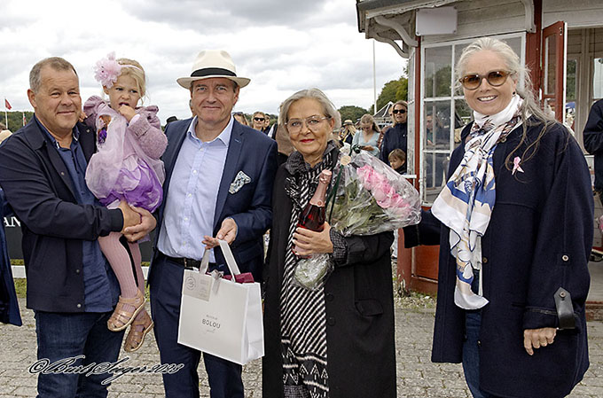 Ejerkredsen bag King Of Ten (IRE), Frank Hansen med fru Helle og Steen Douglas i vindercirklen sammen med sponsor af løbet, Bolette Louise Sig Mathiasen, fra Boutique Bolou. Foto: Burt Seeger.