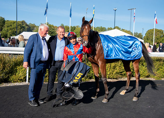 Ejer Frank Hansen i vindercirklen efter King Of Ten's sejr i Svealandlöpning
	17. sep 2023 på Bro Park, redet af jockey Elione Chaves. Foto: Elina Björklund / Svensk Galopp