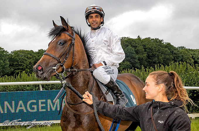Kis (DEN), ejet af Ingelise og Tony Saunders, i sit livs første start, redet af jockey Martin Rodriques, sejrer på Klampenborg Galopbane, lørdag den 1. juli '23. Foto Burt Seeger