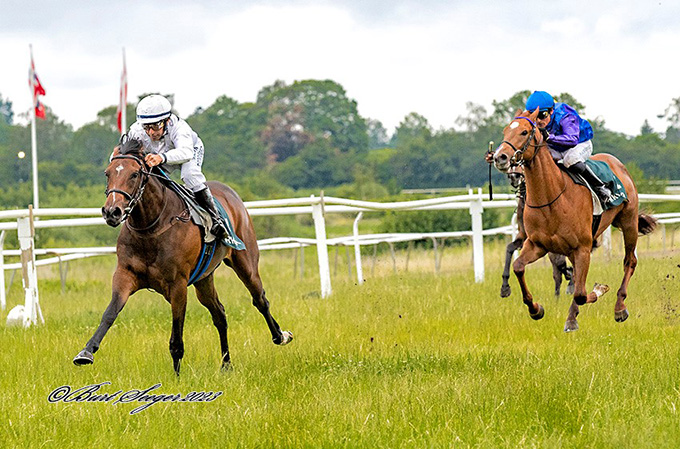 2-årige Kis (DEN) opnår debutsejr med 3 længders føring, redet af jockey Martin Rodriques på Klampenborg Galopbane, lørdag 1. juli '23. Foto Burt Seeger