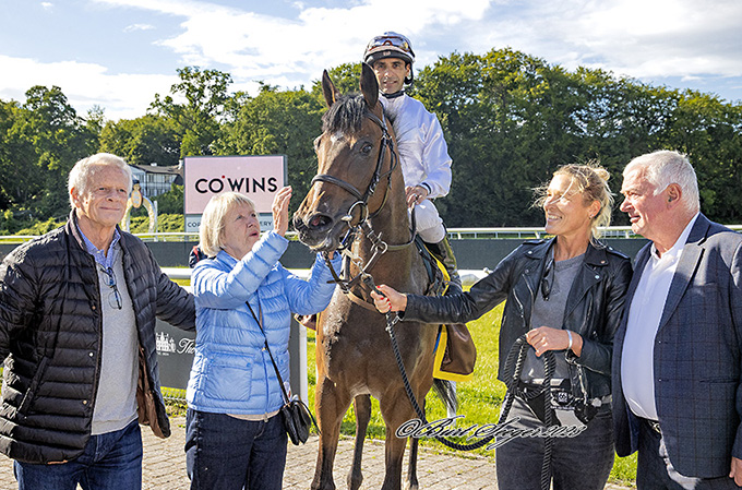 Ingelise og Tony Saunders i vindercirklen med 2-årige Kis og jockey Martin Rodriguez. Foto Burt Seeger