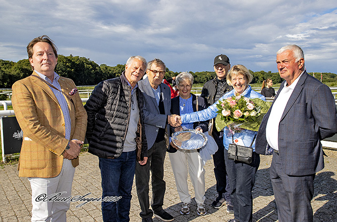 Ingelise og Tony Saunders med opdrætterparret Jette og Søren Hjorth Jensen fra Hjortebo samlet i vindercirklen
	efter 2-årige Kis sejrede i Stutteri Hjortebo Produce Stakes. Til venstre i billedet står Dansk Galops direktør Henrik Villadsen. Foto Burt Seeger