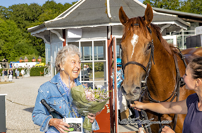 Lulu Tøpholm i vindercirklen efter hendes 3-årige Lazy Susan's (SWE) sejr, 9. juni 2023. Foto Burt Seeger