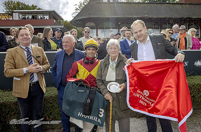 Gensyn med Lone Kaj-Nielsen i vindercirklen. Et sted, hun kender bedre end nogen anden.
	Denne gang i anledning af sejren i Dansk Galop Auktionsløb 2023. Foto Burt Seeger