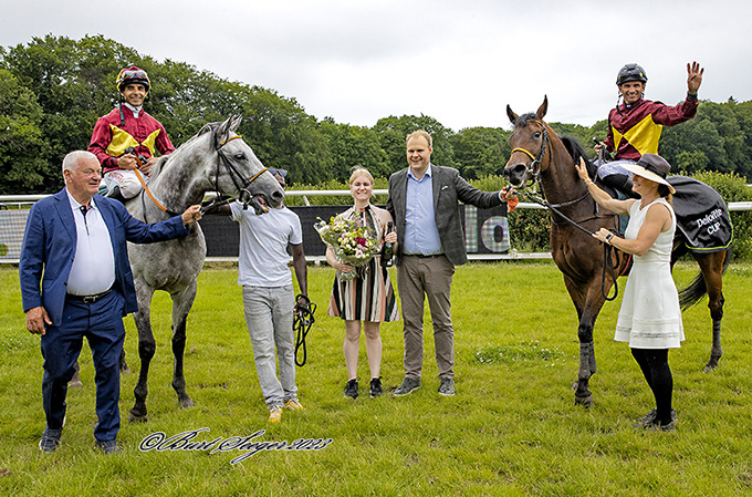 Jubel efter Nascetta (IRE) og Grey Flash's (USA) dobbel på Klampenborg, lørdag den 17. juni 2023. Foto Burt Seeger