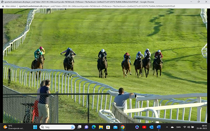 Nuevo Estrella (IRE), yderst til venstre i SVD's grønne og hvide ejerfarver, på vej mod klassisk sejr med jockey Oliver Wilson på ryggen. Foto: Screendump