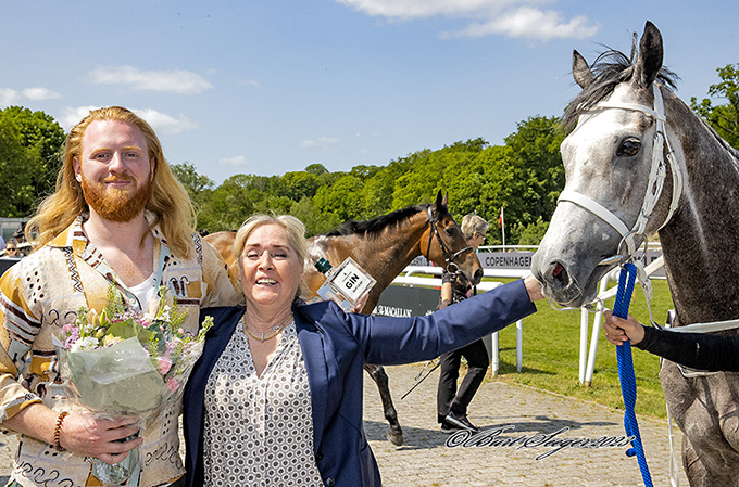 Tine Hansen, flankeret af sponsor for løbet af Copenhagen Distillery Spring Handicap Klasse 3, i vindercirklen efter Revolutme's (IRE) sejr på Klampenborg, 27. maj '23. Foto Stald Bent Olsen