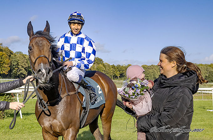 Susanne Springer, ejer af Send Me An Angel tager
	imod efter hestens sejr 14. oktober 2023. Foto Burt Seeger