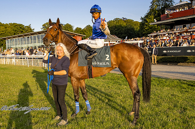 Jockey Elione Chaves og She Is On Fire (IRE)
	på vej mod vindercirklen, fredag den 14. juli '23, Klampenborg Galopbane. Foto Burt Seeger