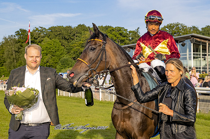 Peter Keller modtager på vegne af Lone Kaj-Nielsen vinderbuket 
	efter Solitaires sejr, redet af Carlos Lopez, 9. juni 2023. Foto Burt Seeger