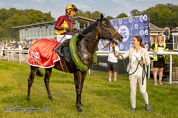 Christina Pedersen, Brigadiers faste makker, var på plads for at tage imod 
Brigadier og Elione Chaves. Foto Burt Seeger