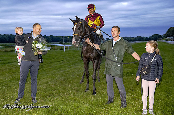 Bartholdi (IRE) med jockey Carlos Lopez efter sejren på Klampenborg 11/7 2025. Foto Burt Seeger
