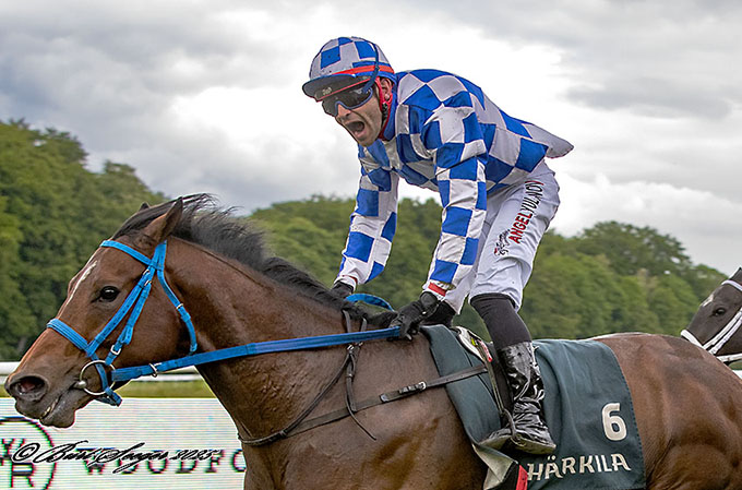 Jockey Angel Alekov Yuliyanov efter sejr med Camar 24. maj 2025. Foto Burt Seeger 