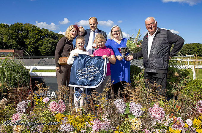 Vandrepokalen fra Racing Club Klampenborg, overrækkes af formanden for foreningen Pia Jensen Larsen til 
	familien Keller. Foto Burt Seeger 