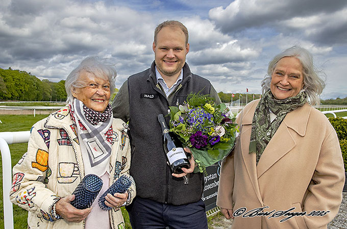 Lise Leth, Merete Leth Keller og Peter Leth Keller efter Great Wishes sejr i Henrik Leths Mindeløb. Foto Burt Seeger 