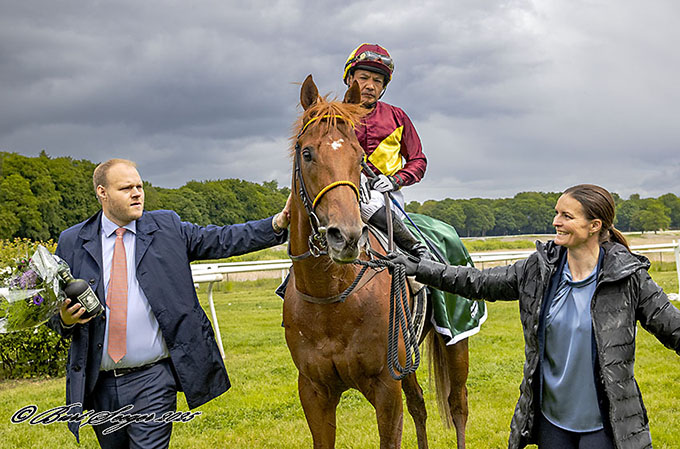 Great Wish med jockey Carlos Lopez bliver taget imod af Peter Leth Keller og Christina Pedersen. Foto Burt Seeger