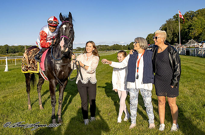 Happy Legend (SWE) foran vindercirklen med sejr i Dansk Oaks 2025, mens Lene Christiansen og Marianne Romer ser til. Foto Burt Seeger