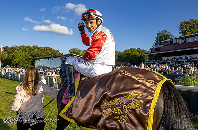 Jockey Carlos Lopez var en af mestrene bag Happy Legends sejr. Foto Burt Seeger