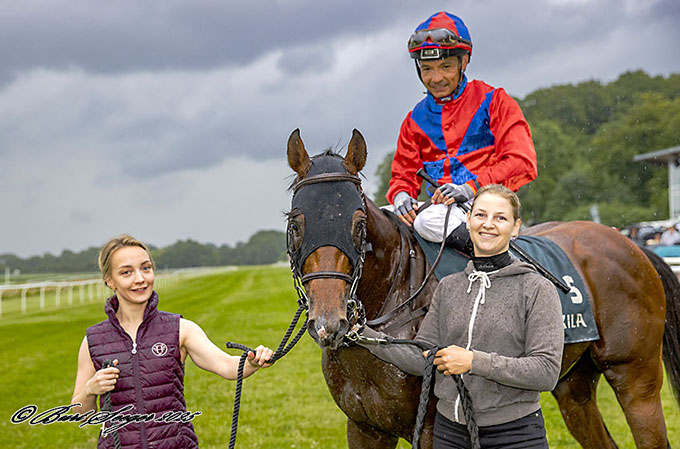 King Of Ten med jockey Carlos Lopez efter sejren på Klampenborg Galopbane 11/7 2025. Foto Burt Seeger