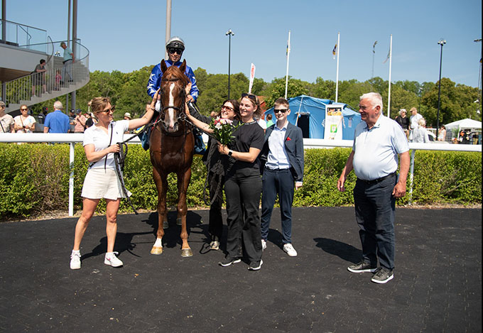 No Surrender (DEN) med sejr i Svenskt 2000 Guineas, redet af jockey Sandro De Peiva. Foto Elina Björklund / Svensk Galopp  