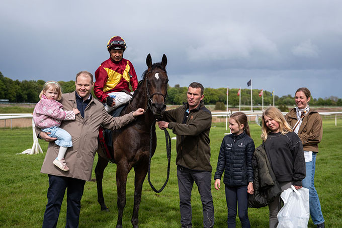  Peter Leth Keller tager på vegne af Lone og  Kaj Nielsens Fond imod Amicone og jockey Carlos Lopez. Foto: Johanna Friberg - https://fribergpics.pixieset.com/