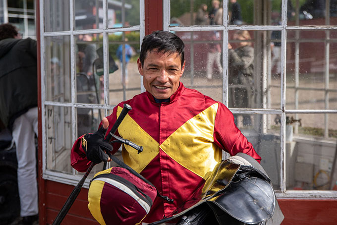  Tak til Carlos Lopez, som her ses i Lone Kaj Nielsens legendariske farver, veje tilbage efter sejr med Amicone (IRE), lørdag den 16. maj 2026. Foto: Johanna Friberg - https://fribergpics.pixieset.com/