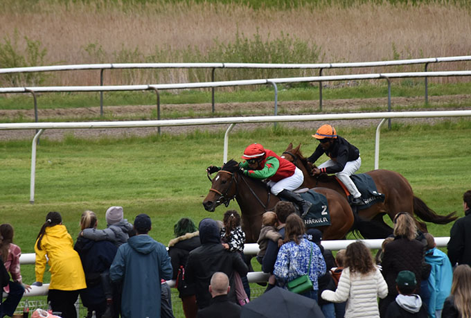 Cool Magic med jockey Carlos Lopez på vej mod sejr 16. maj 2026.  Foto: Birgitte Rühmann https://www.facebook.com/birgitte.ruhmann
