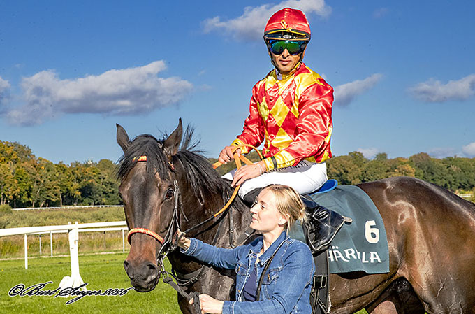 Dagens helt, jockey Sandro De Paiva, med sejr til First (DEN), Klampenborg, lørdag 26/9 2026 Foto: Burt Seeger