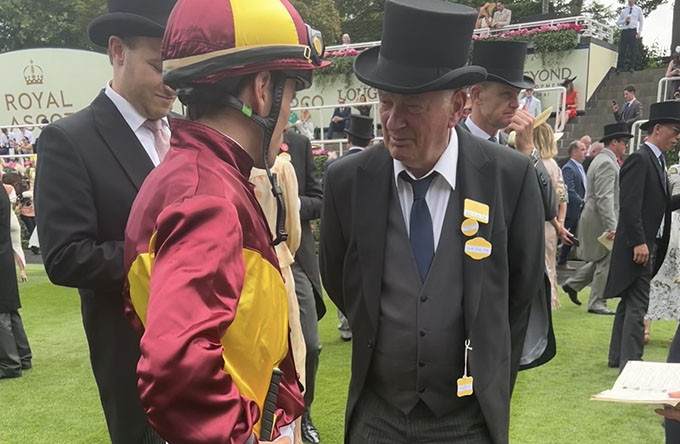  Hvem er den velklædte herre? Såmænd Bent Olsen, iført den obligatoriske dresscode: Morning suit. Her med instrukser til jockey Kieran Shoemark 
	før Great Wish’s løb. Foto: 