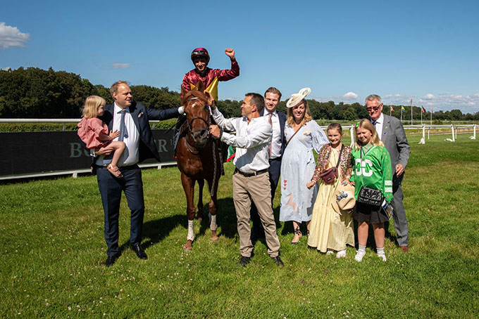 Familien Keller og sponsor Benny Carlsson fra Zawawi Racing med Great Wish og jockey Elione Chaves, lørdag den 1. aug. 2026.
	Foto: Johanna Friberg - https://fribergpics.pixieset.com/