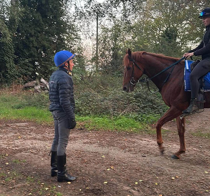 Jockey William Buick og Great Wish (IRE) på vej på morgenarbejde. Foto Anna Nilsson 