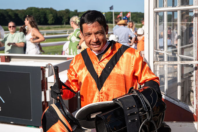 Jockey Carlos Lopez red Miss Twenty (DEN) til sejr lørdag den 26. juni 2026 på Klampenborg Galopbane Foto: Johanna Friberg