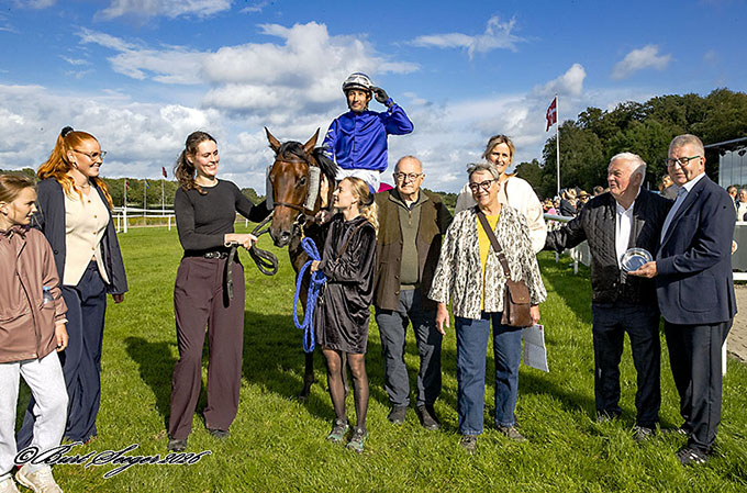 Opdrætter Berner Olsen med hustru Lene, træner Bent Olsen, sejrshesten Stepdance jockey Maikel Narvaez Bravo. Foto: Burt Seeger