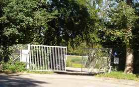 Indgang til staldområdet fra Klampenborgvej